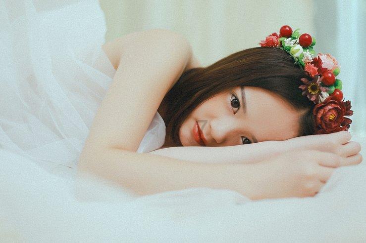 吃早餐的精致女孩